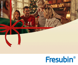 Weihnachtszeit ist Pralinenzeit – Fresubin Praliné Crème: Entdecken Sie die cremigste Praline. Familie sitzt am gedeckten Weihnachtstisch. Eine Schleife ist über dem Bild. Abbildung einer Fresubin Praliné Creme mit Weihnachtsmütze und einer Schleife über dem Bild.