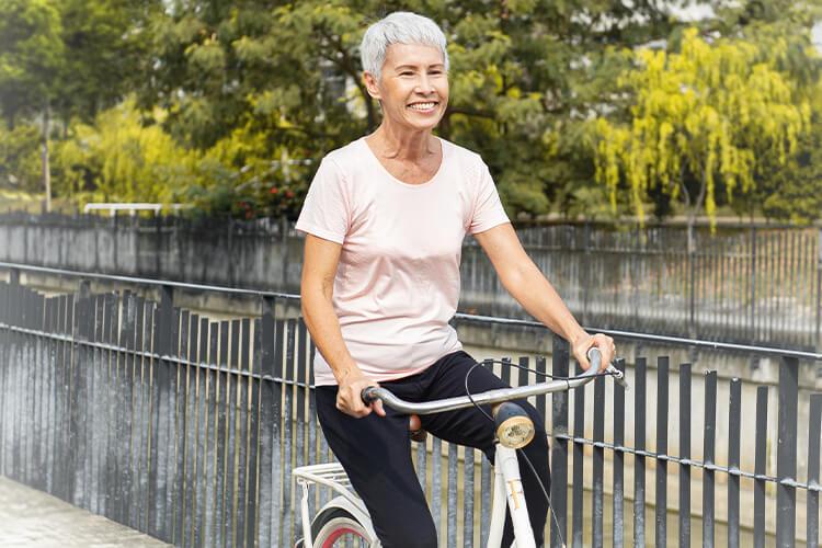 Sehora a sorrir numa bicicleta
