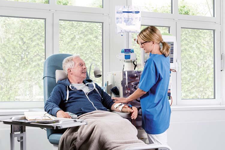 Ein Patient wird von einer Pflegerin an ein Dialysegerät angeschlossen - verlinkt zu Ernährung bei Dialyse 