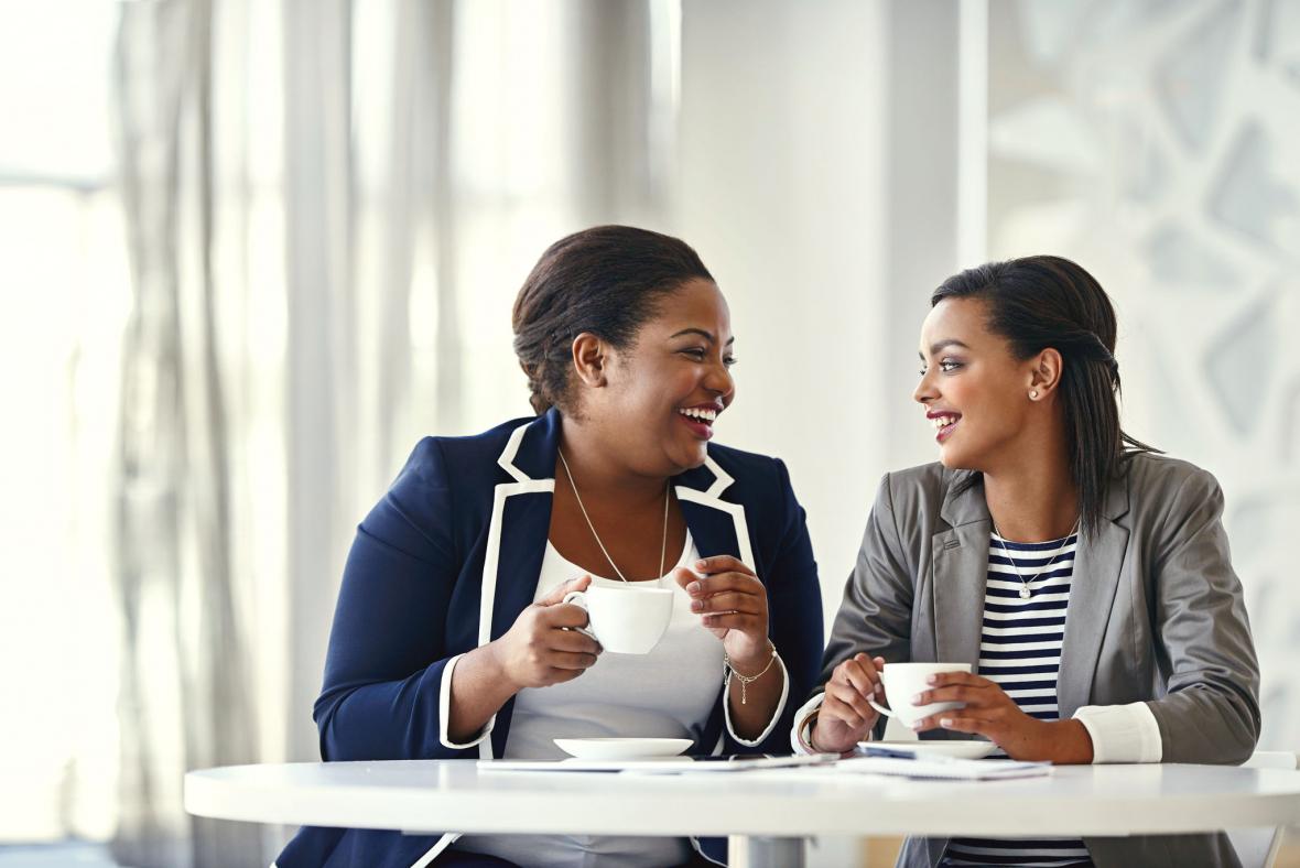 Deux femmes discutent autour d'un café