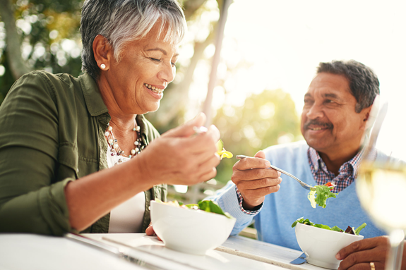 Un couple déguste une salade