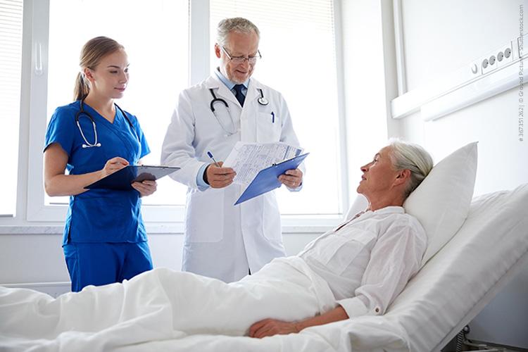 Zwei Ärzte bei einem Patienten zur Visite - verlinkt zu Ernährung vor und nach Operationen 