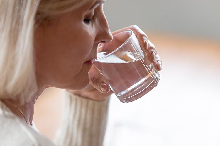 Frau trinkt Glas Wasser