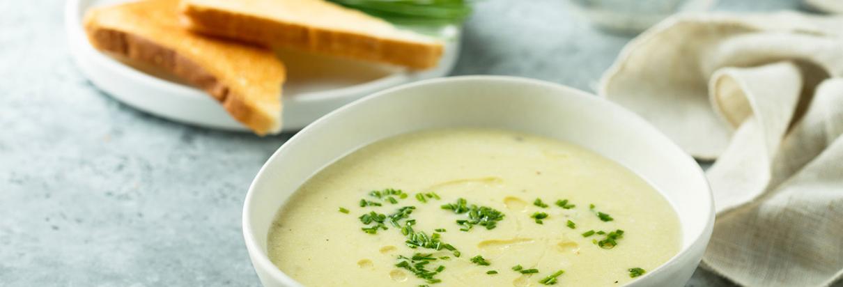 Teller mit Gemüsesuppe