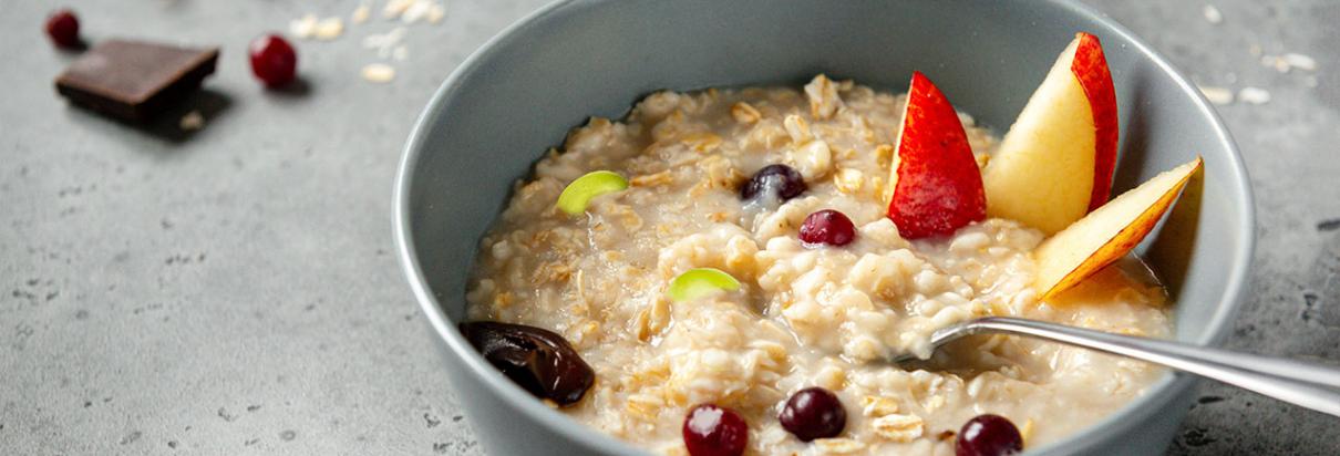 Kurkuma-Nuss-Porridge mit Weintrauben