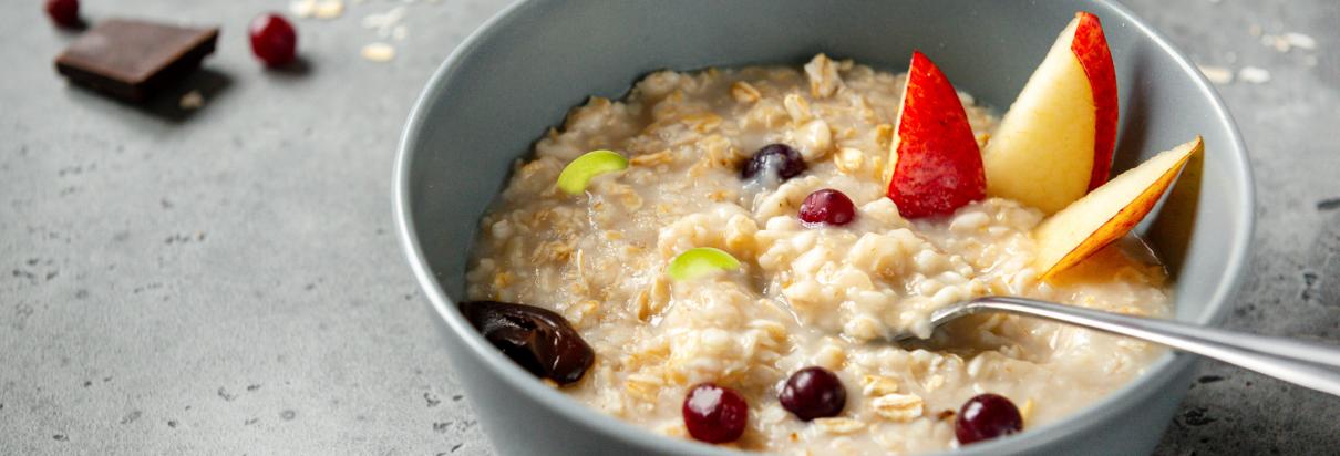 Kurkuma-Nuss-Porridge mit Weintrauben