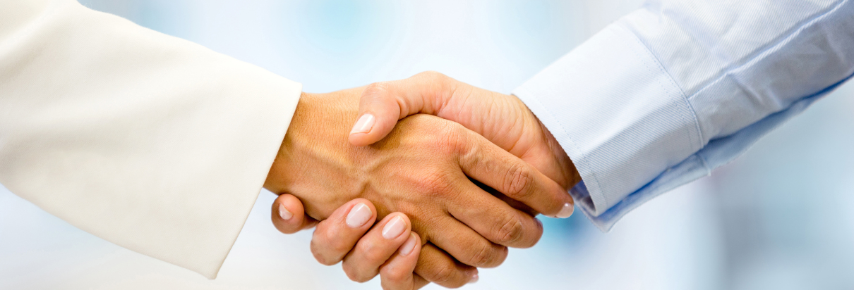 Zwei Personen geben sich die Hand