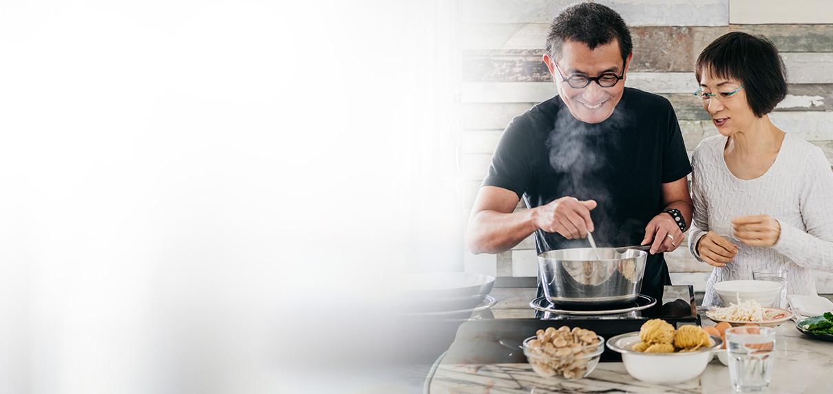 Couple cooking with Fresubin