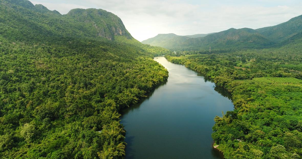 Fluss in der Mitte von Bergketten: Natur wird durch Vermeidung von Plastik geschützt.