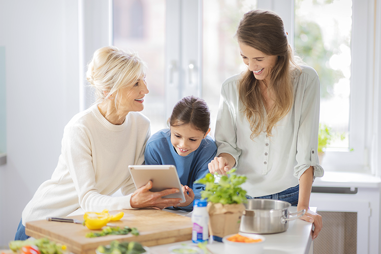 Ernährung bei Malabsorption: Eine Malabsorptionspatientin kocht mit ihrer Tochter und Enkelin ein Rezept mit Fresubin Trinknahrung nach. 