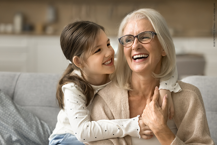 Malabsorption: Eine ältere Patientin mit Malabsorption genießt die Zeit mit ihrer Enkelin.