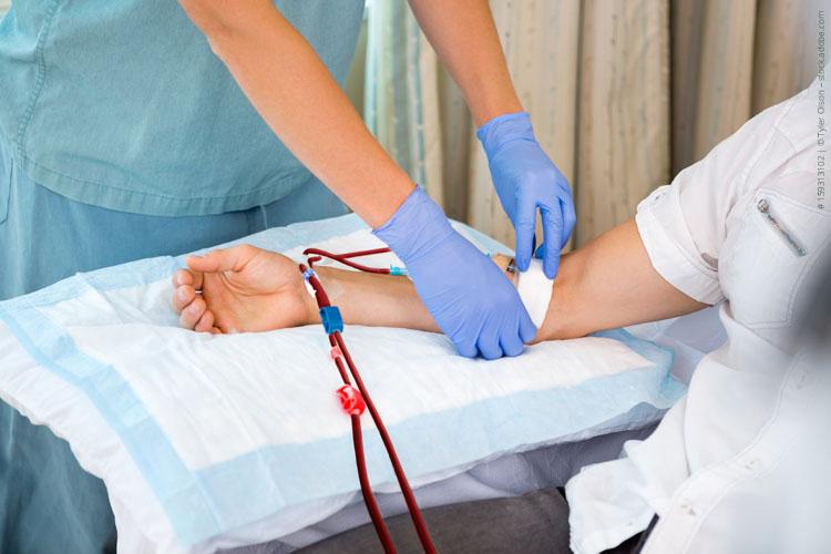 Patient während der Dialysebehandlung - richtige Ernährung bei Dialyse spielt eine wichtige Rolle für die Nährstoffversorgung.