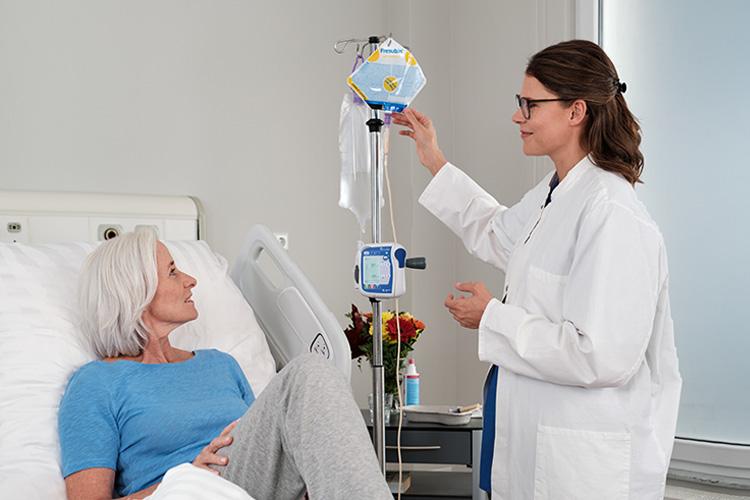 Enterale Ernährung per Sonde: Eine Ärztin verabreicht einer Patientin in der Klinik Sondennahrung