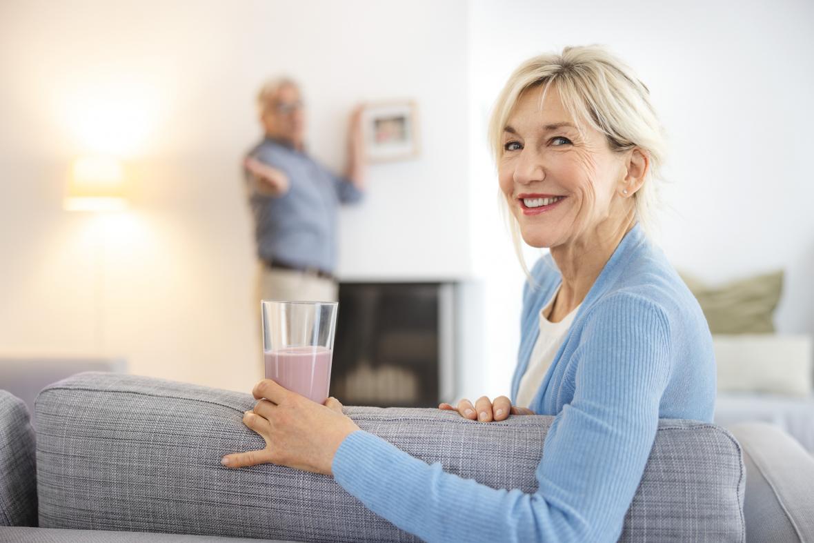 Ältere Patientin mit Fresubin Trinknahrung im Glas - verlinkt zu Hochkalorische Trinknahrung - Fresubin (Warum Fresubin)