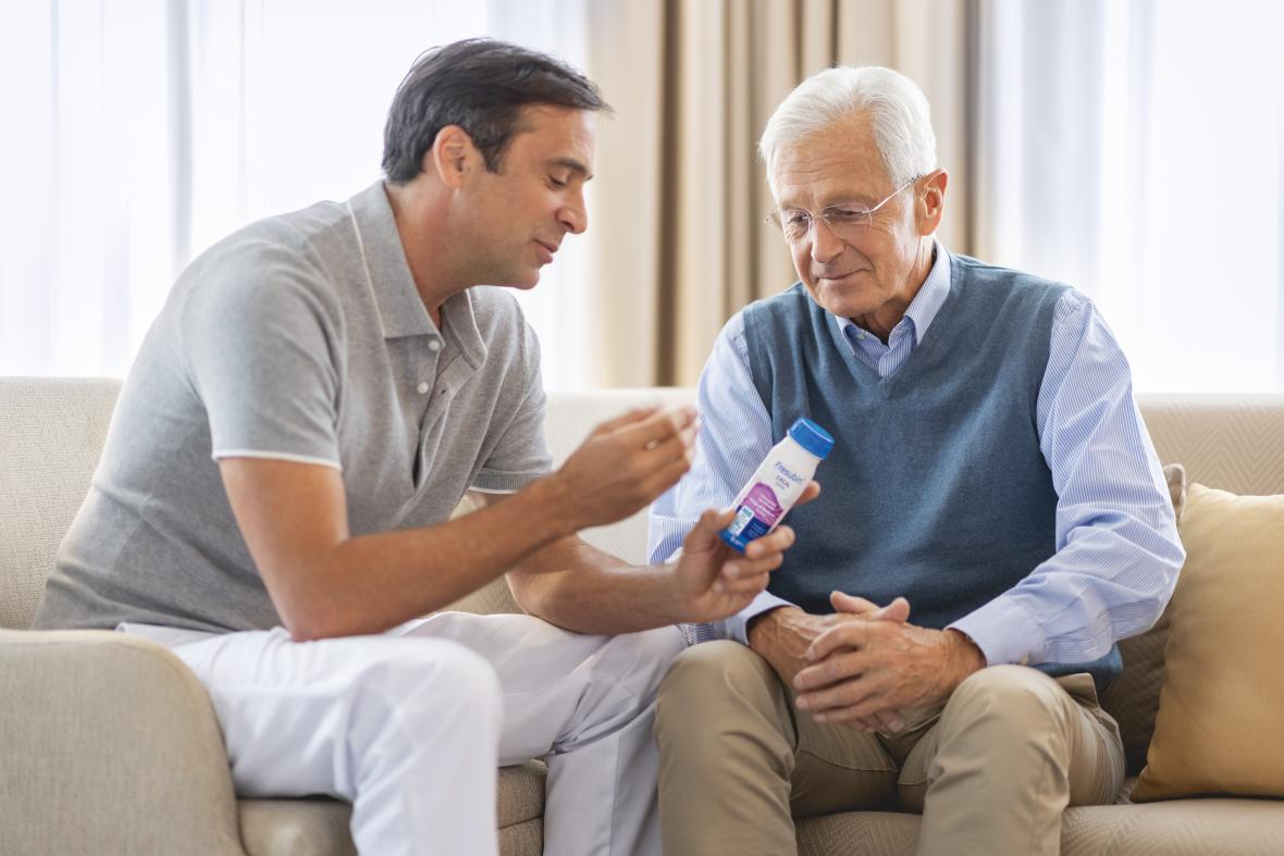 Älterer Patient lässt sich zu Fresubin Trinknahrung empfehlen.