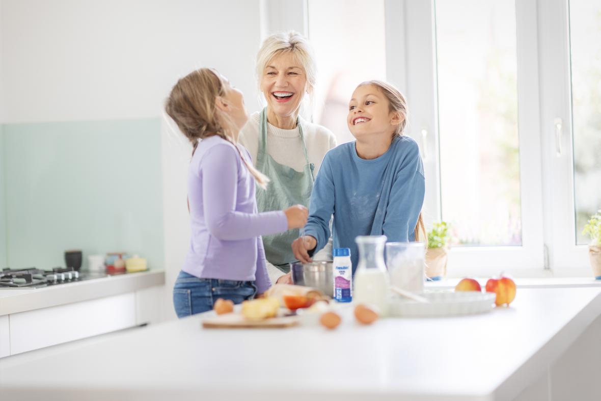 Ältere Patientin und Enkelinnen backen zusammen mit Fresubin Produkten - verlinkt zu Rezepte