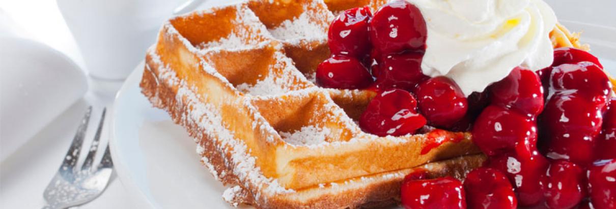 Rezept: Mit dem Fresubin 2 KCAL Drink in der Geschmacksrichtung Vanille die süßen nährstoffreichen Waffeln mit Schattenmorellen backen.