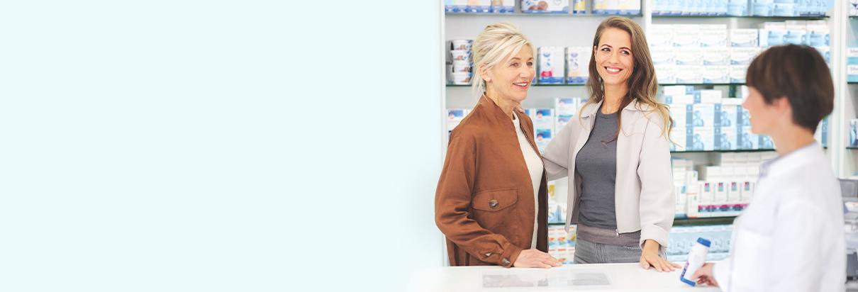 Apothekerin beantwortet Patientin und Tochter Fragen zur Fresubin Trinknahrung.