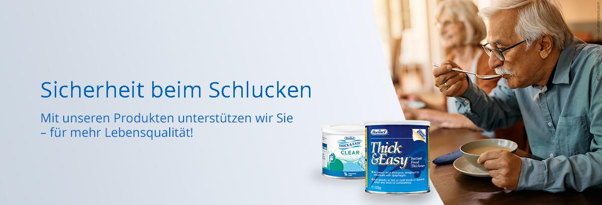 Opa löffelt eine Suppe, die mit den Andickungspulvern, Thick & Easy oder der CLEAR- Variante, im Vordergrund angedickt wurde. Daneben steht Sicherheit beim Schlucken: Mit unseren Produkten unterstützen wir Sie – für mehr Lebensqualität.