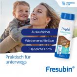 Eine Mutter trägt ihr Kind auf dem Rücken. Der Frebini ENERGY FIBRE Drink ist praktisch für unterwegs - auslaufsicher, wiederverschließbar und hat eine handliche Form.