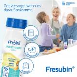 Patientin mit Kindern beim gemeinsamen Backen - Frebini ENERGY FIBRE Drink: Verordnungsfähig, nährstoffreich, praktisch - Gut versorgt, wenn es darauf ankommt.