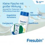 Fresubin DYSPHAGO PLUS mit Angaben der Nährwerte - Kleine Flasche mit großer Wirkung: es ist energie- und eiweißreich, hat Ballaststoffe und eine angedickte Konsistenz.