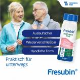 Patientin mit Ehemann beim Spazieren. Fresubin DYSPHAGO PLUS ist praktisch für unterwegs - wiederverschließbar, auslaufsicher und hat eine handliche Form.