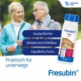 Patientin mit Ehemann beim Spazieren. Fresubin HEPA Drink ist praktisch für unterwegs - wiederverschließbar, auslaufsicher und hat eine handliche Form.