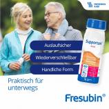 Patientin mit Ehemann beim Spazieren. Supportan Drink ist praktisch für unterwegs - wiederverschließbar, auslaufsicher und hat eine handliche Form.