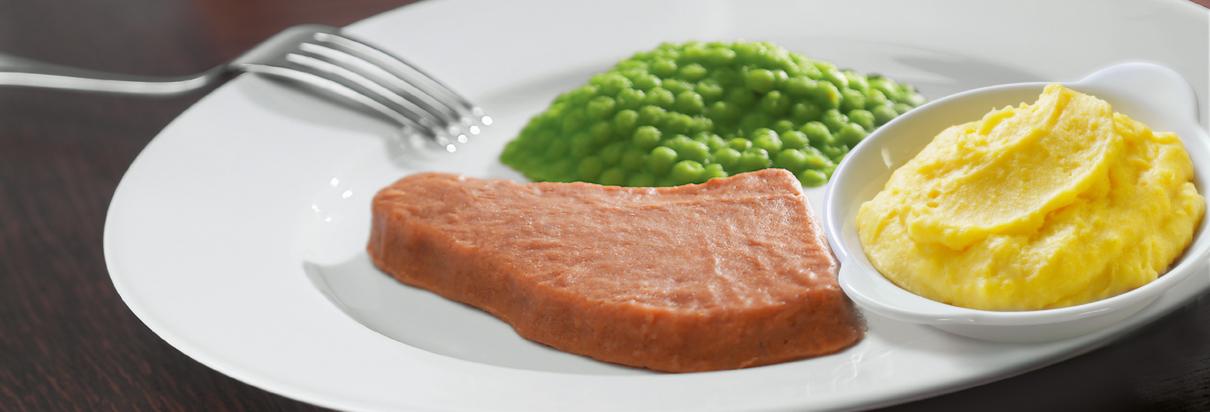 Pork fillet with carrots, peas and mash potatoes
